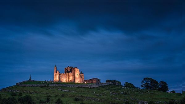 Jaynes Gallery 아티스트의 Europe-Ireland-Cashel-Rock of Cashel ruins at sunset작품입니다.